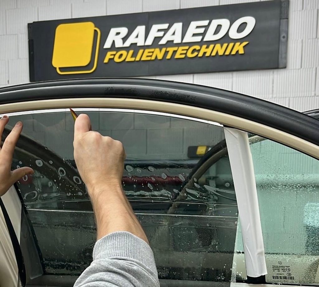 Hochwertige Scheibentönung am Auto für optimalen Sichtschutz, UV-Schutz und Hitzeschutz durch professionelle Fensterfolierung.