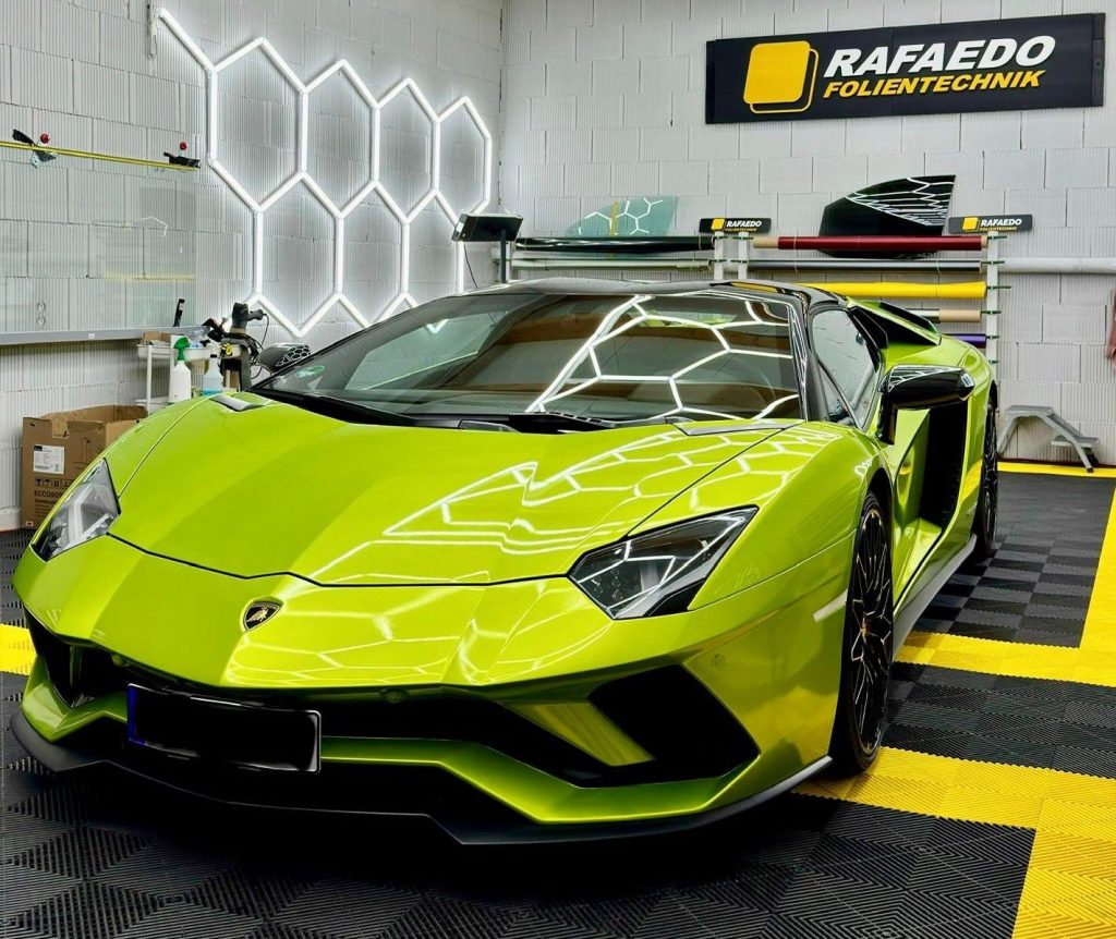 Hochwertige Autofolierung und Fahrzeugschutzfolie zur optischen Veredelung und zum langfristigen Lackschutz.